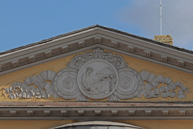 Дом Долговых. Тимпан фронтона Дом Долговых. Тимпан фронтона