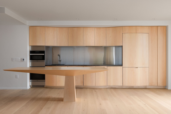 ����� ����� 1550 Alberni � ���������