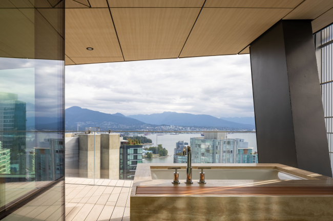 ����� ����� 1550 Alberni � ���������