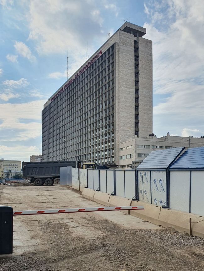 Клинико-хирургический корпус, 1984, в окружении стройплощадки 2025 Клинико-хирургический корпус, 1984, в окружении стройплощадки 2025