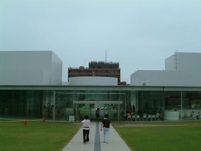 Музей искусства XXI века в Канадзава. Фото: Khafre via Wikimedia Commons. Лицензия CC-BY-SA-3.0