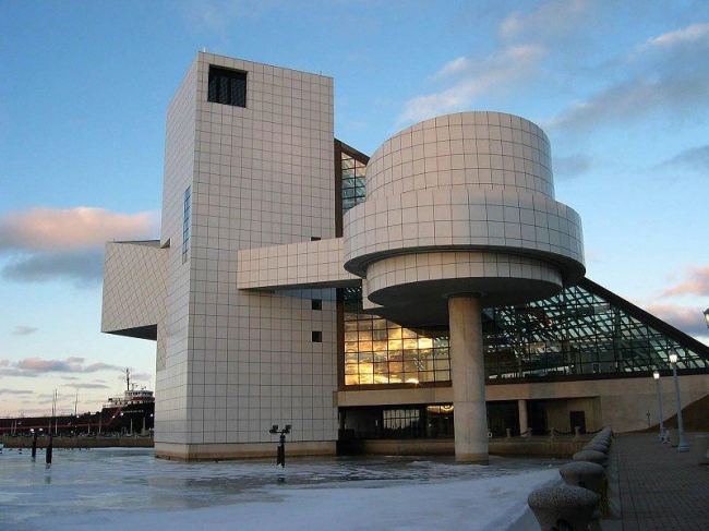 Зал славы и музей рок-н-ролла в Кливленде. Фото: Jason Pratt from Pittsburgh, PA via Wikimedia Commons. Лицензия CC-BY-2.0
