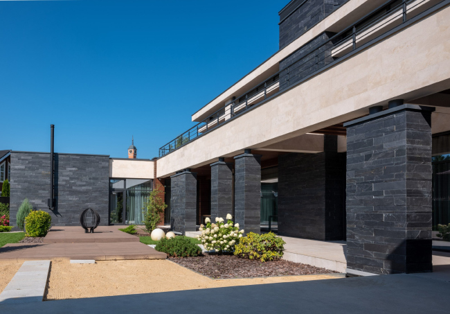 A house in the spirit of Wright