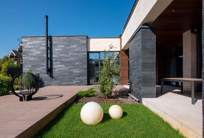 A house in the spirit of Wright