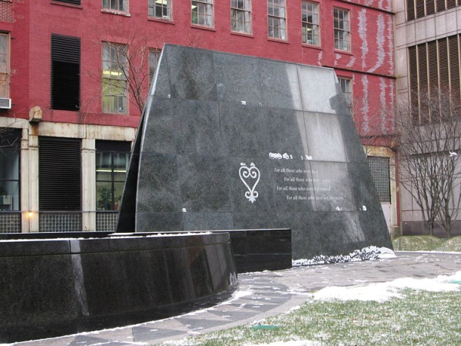 Мемориал африканским рабам в Нью-Йорке. Фото: Beyond My Ken via Wikimedia Commons. Лицензия GNU Free Documentation License, Version 1.2
