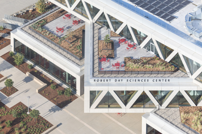 Центр естественных и точных наук имени Роберта Дея Центр естественных и точных наук имени Роберта Дея