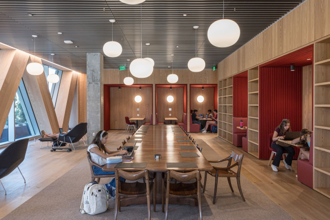 Центр естественных и точных наук имени Роберта Дея Центр естественных и точных наук имени Роберта Дея