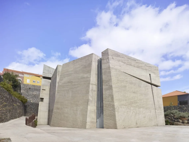 Civic and community: The Holy Redeemer Church and Community Centre of Las Chumberas, ���-����������-��-��-������, �������.
����: Fernando Menis