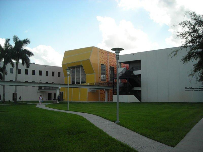 Архитектурная школа Пола Л. Сехаса, Международный университет Майами. Фото: Comayagua99 via Wikimedia. Лицензия GNU Free Documentation License, Version 1.2