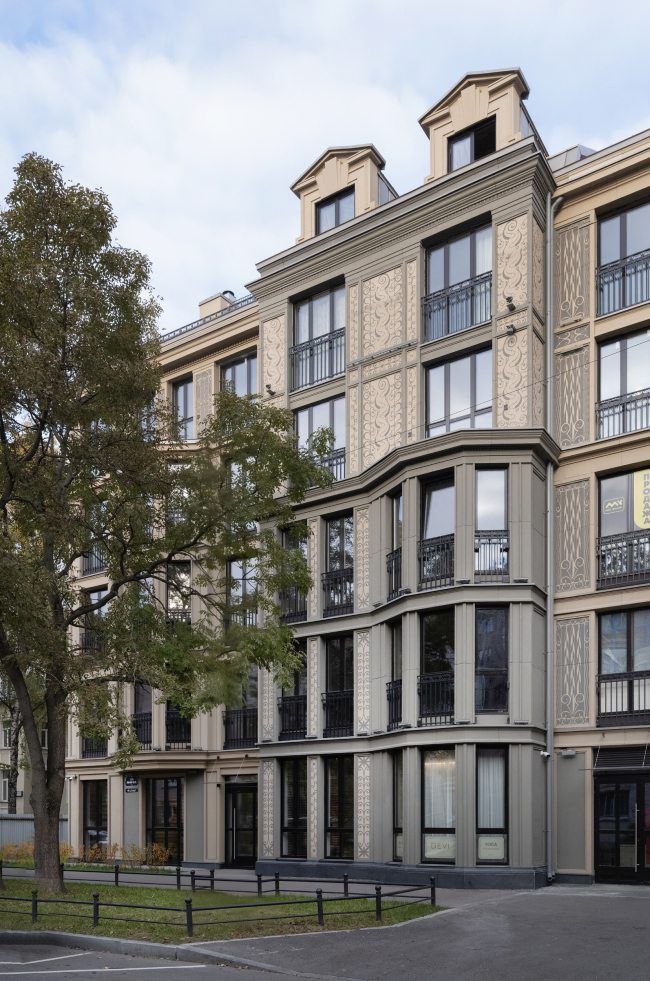 Amo residential complex. Fragment of the residential building�s façade along 12th Line