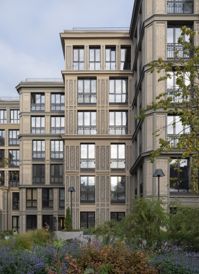 Amo residential complex. Fragment of the western courtyard façade