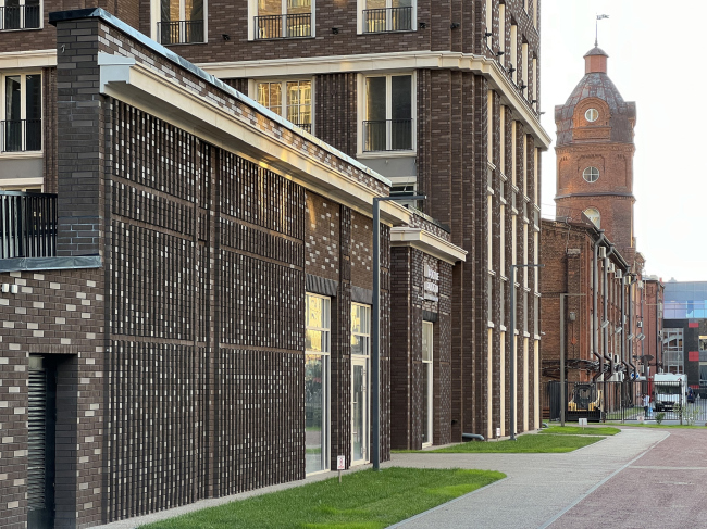 Alter Residential Complex. Fragment of the eastern façade, with the Lepse factory building in the background