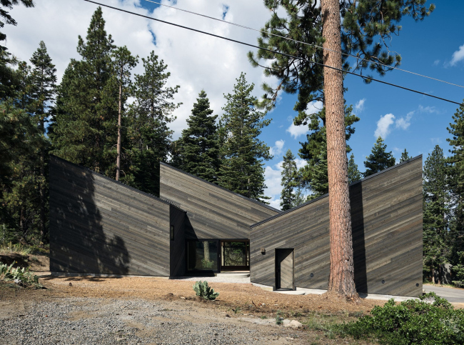 ��� Staggered Cabin
