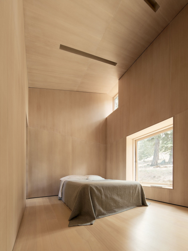 ��� Staggered Cabin