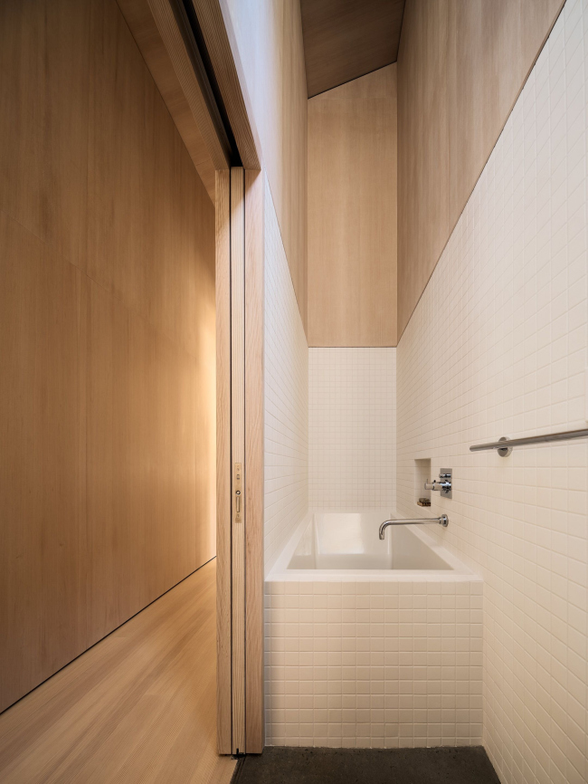 ��� Staggered Cabin