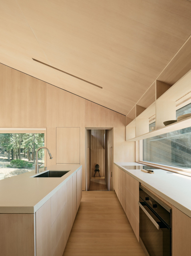 ��� Staggered Cabin