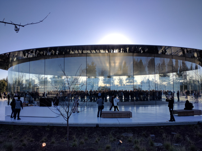 ����� ����� ������ (Steve Jobs Theater) � ���������. 2017. �����������: Foster + Partners, ��������-������������: Eckersley O�Callaghan � Arup