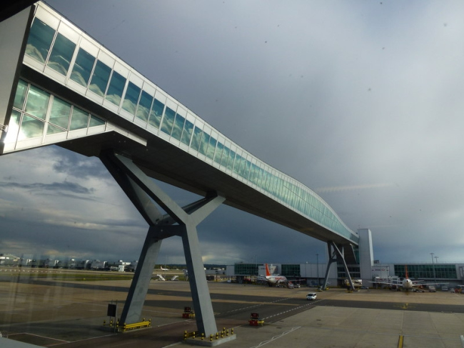 Пешеходный мост в аэропорту «Гэтвик». Фото: Richard Humphrey via Geograph. Лицензия CC BY-SA 2.0