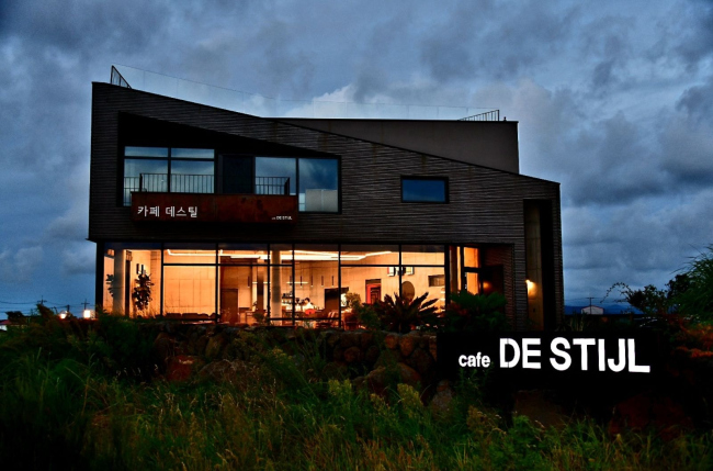 ���� Whale Island cafè house � cafè De Stijl