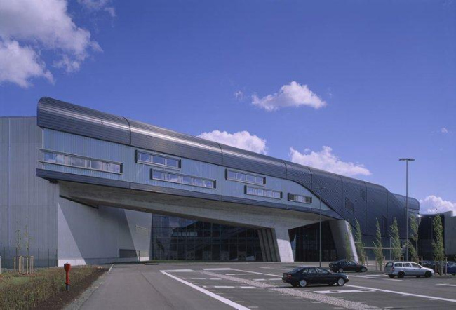 Центральное здание завода BMW. Фото © Helene Binet