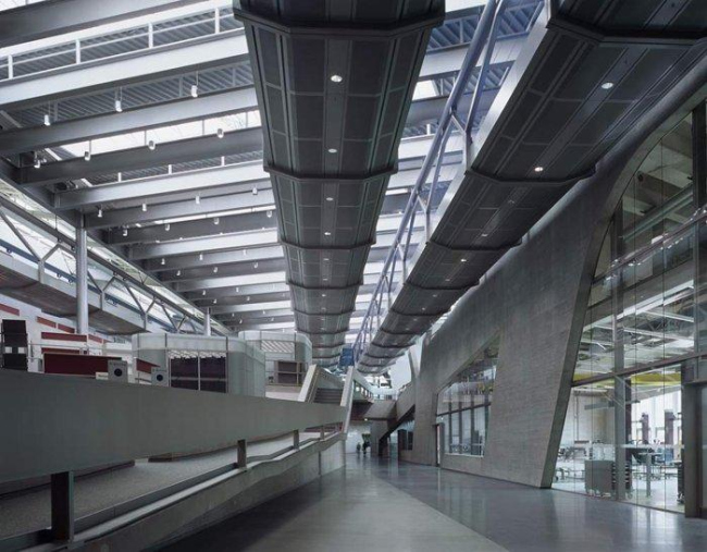 Центральное здание завода BMW. Фото © Helene Binet
