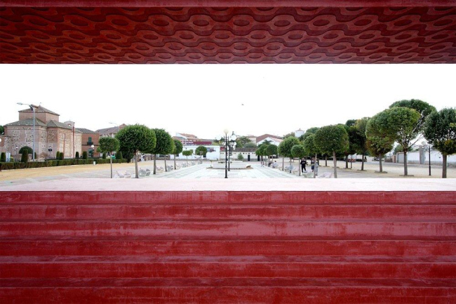Памятник Педро Альмадовару Фото © Ricardo Santonja, Emilio Valverde