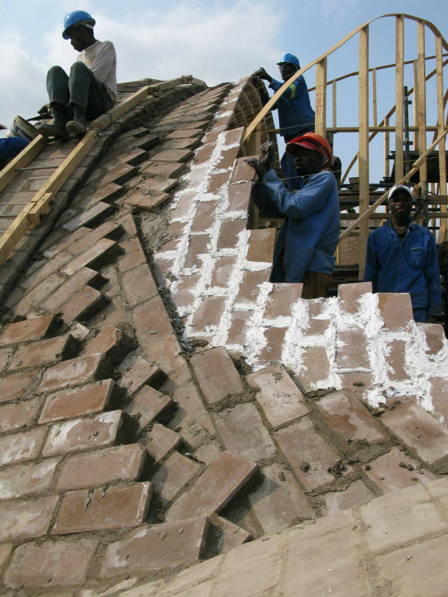 � �������� ������������� Mapungubwe Interpretation Center. ������ Peter Rich Architects