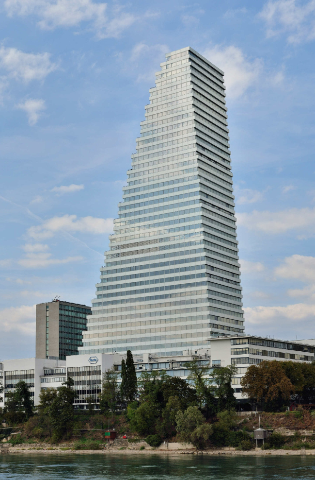 Башня концерна “Roche” Фото: Taxiarchos228 via Wikimedia Commons. Лицензия Free Art License 1.3