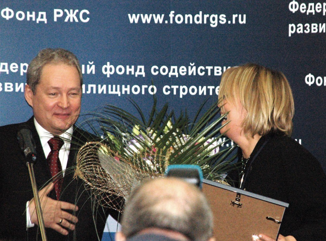 Премию за «Лучший проект жилого дома блокированной застройки» из рук Виктора Басаргина получает Ирина Бакеева (Мытищинская Городская Проектная мастерская) Премию за «Лучший проект жилого дома блокированной застройки» из рук Виктора Басаргина получает Ирина Бакеева (Мытищинская Городская Проектная мастерская)