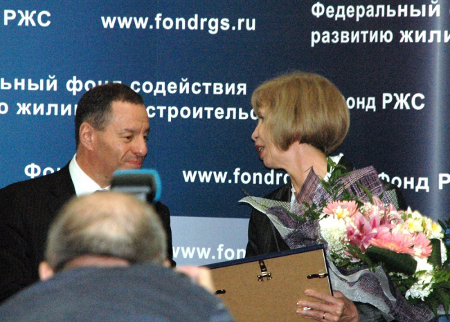 Премию за «Лучший проект многоквартирного жилого дома» из рук Александра Бравермана получает Елена Костина (АРХ Проект-2) Премию за «Лучший проект многоквартирного жилого дома» из рук Александра Бравермана получает Елена Костина (АРХ Проект-2)