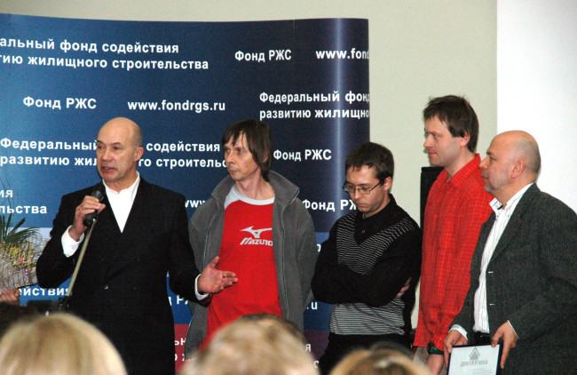 Андрей Боков поздравляет авторский коллектив «Модульного архитектурного конструктора». Слева направо: Михаил Скороход, Павел Журавлев, Виталий Стадников, Андрей Гнездилов Андрей Боков поздравляет авторский коллектив «Модульного архитектурного конструктора». Слева направо: Михаил Скороход, Павел Журавлев, Виталий Стадников, Андрей Гнездилов