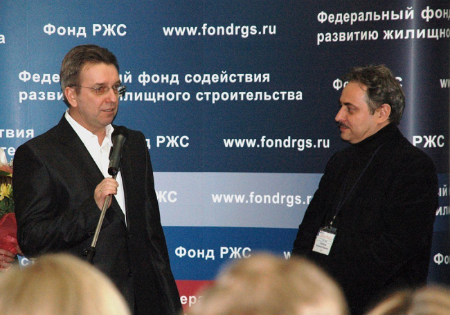 Поощрительную премию за «Лучшее экологическое решение» из рук Вице-президента Союза архитекторов России Сергея Киселева получает Дмитрий Гордеев (Инвестиционно-строительная компания «Гром») Поощрительную премию за «Лучшее экологическое решение» из рук Вице-президента Союза архитекторов России Сергея Киселева получает Дмитрий Гордеев (Инвестиционно-строительная компания «Гром»)