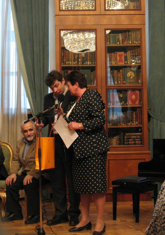 Лев Лифшиц, Екатерина Гениева и Дмитрий Трубочкин вручают награду лауреату.