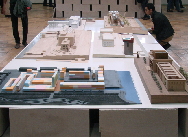 В остальном зал заполнен макетами. В центре – коллекция проектов участников конкурса на реконструкцию Речного вокзала Перми. Жаль только, что макеты не подписаны; впрочем, про Пермь все подробно изложено в новом номере журнала «Проект Россия», презентация которого прошла в этом зале в день открытия Арх Москвы. В первом ряду справа - McAslan+Partners, во втором ряду справа - Sauerbruch Hutton, слева - бюро Александра Бродского, в третьем ряду справа KPF, слева - CassonMann LTD. На первом плане картинки вовсе не проект реконструкции Речного вокзала бюро Меганом, который был шестым участником конкурса и выиграл его во втором туре, а дипломный проект МАрхИ, сделанный под руководством Антона Мосина и Стаса Кириченко: «Территория устойчивого развития в городе Пермь», как явствует из подписи. В остальном зал заполнен макетами. В центре – коллекция проектов участников конкурса на реконструкцию Речного вокзала Перми. Жаль только, что макеты не подписаны; впрочем, про Пермь все подробно изложено в новом номере журнала «Проект Россия», презентация которого прошла в этом зале в день открытия Арх Москвы. В первом ряду справа - McAslan+Partners, во втором ряду справа - Sauerbruch Hutton, слева - бюро Александра Бродского, в третьем ряду справа KPF, слева - CassonMann LTD. На первом плане картинки вовсе не проект реконструкции Речного вокзала бюро Меганом, который был шестым участником конкурса и выиграл его во втором туре, а дипломный проект МАрхИ, сделанный под руководством Антона Мосина и Стаса Кириченко: «Территория устойчивого развития в городе Пермь», как явствует из подписи.