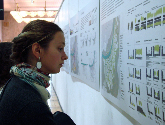 Основные положения генплана Перми представлены на длинном стенде слева от входа; их действительно интересно читать. Одна из важных идей – так называемое уплотнение города, тема, которую обсуждали и в четверг на «Завтраке архитектора» (см. предыдущий материал ленты). KCAP предлагает застраивать лакуны внутри города не слишком высокими домами – таким образом город должен будет представлять собой не башни среди пустырей, а нечто равномерно наполненное жильем. Другая важная идея – смешение функций: вместо города, где все в одном месте работают, а в другом живут, и полдня тратят на дорогу, предлагается смешивать жилье, офисы и места отдыха как внутри кварталов, так и в отдельных домах. Другие пункты пермской программы более понятны и – теоретически, во всяком случае, привычны: зелень, общественный транспорт и проч. Любопытен предложенный «запрет бессистемного строительства на берегах Камы». Основные положения генплана Перми представлены на длинном стенде слева от входа; их действительно интересно читать. Одна из важных идей – так называемое уплотнение города, тема, которую обсуждали и в четверг на «Завтраке архитектора» (см. предыдущий материал ленты). KCAP предлагает застраивать лакуны внутри города не слишком высокими домами – таким образом город должен будет представлять собой не башни среди пустырей, а нечто равномерно наполненное жильем. Другая важная идея – смешение функций: вместо города, где все в одном месте работают, а в другом живут, и полдня тратят на дорогу, предлагается смешивать жилье, офисы и места отдыха как внутри кварталов, так и в отдельных домах. Другие пункты пермской программы более понятны и – теоретически, во всяком случае, привычны: зелень, общественный транспорт и проч. Любопытен предложенный «запрет бессистемного строительства на берегах Камы».