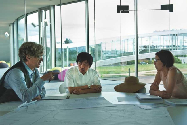 Вим Вендерс обсуждает свой проект с Рюэ Нисидзава и Кадзуё Сэдзима
