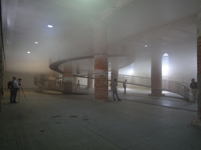 Компания Транссолар Климаинжиниринг и архитектор Тецио Кондо. Cloudscapes (буквально «пейзажи из облаков» или точнее «облаказажи»). Зал №5. ...желание прикоснуться к облаку, пройти через облако – предмет многих наших фантазий. Инсталляция позволяет изучить облако сверху, снизу и внутри. Для чего в центре зала сооружена металлическая рампа высотой 4,3 метра. Инсталляция основана на использовании физического явления насыщенного воздуха, конденсации капель воды, имеющихся в пространстве. Атмосфера над облаком и под ним обладает разной освещенностью, влажностью и температурой. В данном случае вид – снизу Компания Транссолар Климаинжиниринг и архитектор Тецио Кондо. Cloudscapes (буквально «пейзажи из облаков» или точнее «облаказажи»). Зал №5. ...желание прикоснуться к облаку, пройти через облако – предмет многих наших фантазий. Инсталляция позволяет изучить облако сверху, снизу и внутри. Для чего в центре зала сооружена металлическая рампа высотой 4,3 метра. Инсталляция основана на использовании физического явления насыщенного воздуха, конденсации капель воды, имеющихся в пространстве. Атмосфера над облаком и под ним обладает разной освещенностью, влажностью и температурой. В данном случае вид – снизу