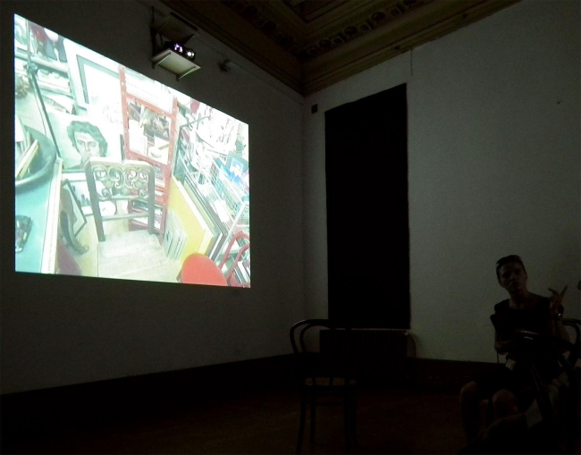 Внешне слепок с трехмерной проекции похож на разорванное осиное гнездо, а по степени сходства с оригиналом – на картинку УЗИ, где среди обрывков можно разглядеть что-то узнаваемое. «По такому виртуальному слепку можно создать точное объемное изображение кабинета, – рассказывает один из инициаторов музеефикации Юрий Аввакумов: но она будет бесцветной и нереальной, поэтому мы решили этого не делать. Лучше сохранить кабинет целиком на своем месте, приняв его на хранение как музейный экспонат. Показывать его можно будет по предварительной записи, чтобы не мешать работе администрации музея». 23 сентября эту же выставку планируется показать в музее архитектуры. Напомним, что идея музеефикации кабинета возникла вскоре после смерти Давида Саркисяна; для этого была создана инициативная группа (Юрий Аввакумов, Елена Гонсалес, Юрий Григорян и другие).
Открытие выставки посетили экс-министр культуры Михаил Швыдкой, директор музея MAC Петер Нойвер, который был очень дружен в Давидом Саркисяном. Внешне слепок с трехмерной проекции похож на разорванное осиное гнездо, а по степени сходства с оригиналом – на картинку УЗИ, где среди обрывков можно разглядеть что-то узнаваемое. «По такому виртуальному слепку можно создать точное объемное изображение кабинета, – рассказывает один из инициаторов музеефикации Юрий Аввакумов: но она будет бесцветной и нереальной, поэтому мы решили этого не делать. Лучше сохранить кабинет целиком на своем месте, приняв его на хранение как музейный экспонат. Показывать его можно будет по предварительной записи, чтобы не мешать работе администрации музея». 23 сентября эту же выставку планируется показать в музее архитектуры. Напомним, что идея музеефикации кабинета возникла вскоре после смерти Давида Саркисяна; для этого была создана инициативная группа (Юрий Аввакумов, Елена Гонсалес, Юрий Григорян и другие).
Открытие выставки посетили экс-министр культуры Михаил Швыдкой, директор музея MAC Петер Нойвер, который был очень дружен в Давидом Саркисяном.