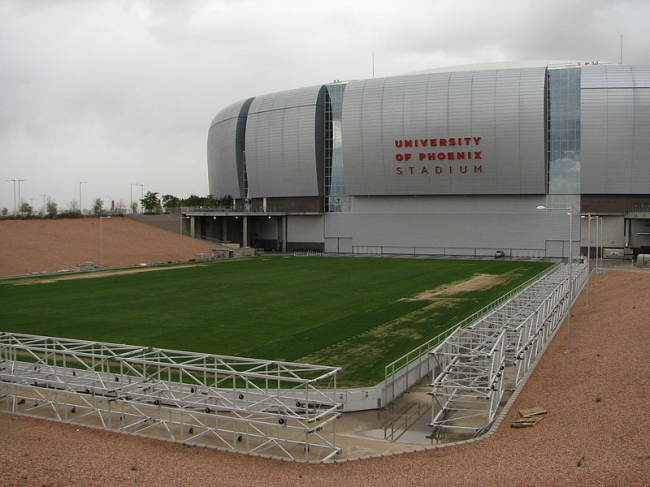 Стадион Arizona Cardinals.  Вид с выдвинутым полем. Фото: Bernard Gagnon via Wikimedia Commons. Лицензия GNU Free Documentation License, Version 1.2