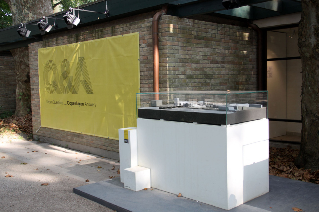 Дания в этом году, наоборот, сделала ставку на основательность и масштабность, представив в своем павильоне сразу несколько проектов комплексной реконструкции промышленных районов Копенгагена, а также множество недавно построенных или еще строящихся зданий. Среди первых обязательно следует назвать проект реновации территории Северного порта (Nordhavnen) и новый жилой район Эрестад (Ørestad), среди вторых – такие громкие архитектурные премьеры, как Концертный зал Датского радио (Жан Нувель), жилой комплекс Mountain Dwellings (BIG), штаб-квартира компании Horten (3XN). Дания в этом году, наоборот, сделала ставку на основательность и масштабность, представив в своем павильоне сразу несколько проектов комплексной реконструкции промышленных районов Копенгагена, а также множество недавно построенных или еще строящихся зданий. Среди первых обязательно следует назвать проект реновации территории Северного порта (Nordhavnen) и новый жилой район Эрестад (Ørestad), среди вторых – такие громкие архитектурные премьеры, как Концертный зал Датского радио (Жан Нувель), жилой комплекс Mountain Dwellings (BIG), штаб-квартира компании Horten (3XN).