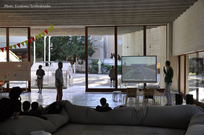 Девизом экспозиции было выбрано английское Stay in Touch, что переводится как «увидимся» или «оставайся на связи» – слоган, пригодный, оказывается, не только для социальных сетей. Впрочем, он характеризовал не столько представленные постройки, сколько сам павильон, который на протяжении всей биеннале служил своеобразным meeting point и местом отдыха уставших от обилия впечатлений посетителей. Большую часть его пространства занимал огромный остров из подушек, на которых можно было сидеть или лежать, изучая прозрачный потолок или наблюдая за работой одного из 12 молодых архитектурных бюро Скандинавии – они сменяли друг друга на протяжении трех месяцев. Девизом экспозиции было выбрано английское Stay in Touch, что переводится как «увидимся» или «оставайся на связи» – слоган, пригодный, оказывается, не только для социальных сетей. Впрочем, он характеризовал не столько представленные постройки, сколько сам павильон, который на протяжении всей биеннале служил своеобразным meeting point и местом отдыха уставших от обилия впечатлений посетителей. Большую часть его пространства занимал огромный остров из подушек, на которых можно было сидеть или лежать, изучая прозрачный потолок или наблюдая за работой одного из 12 молодых архитектурных бюро Скандинавии – они сменяли друг друга на протяжении трех месяцев.