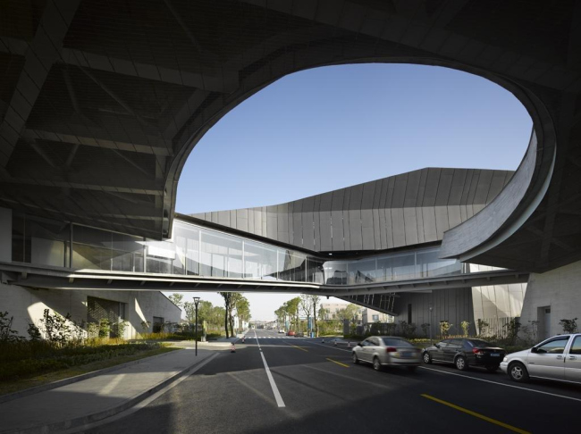 ����-�������� �������� Giant Interactive Group � Roland Halbe. ���� � ����� morphopedia.com