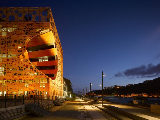   The Orange Cube.  Roland Halbe