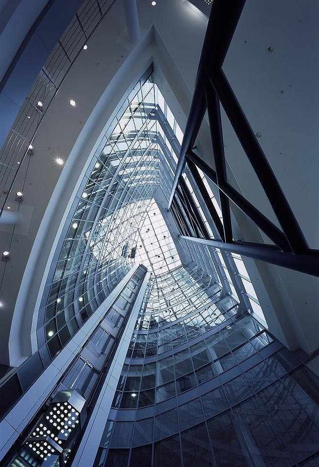 ������������������� ������ � ����������� ���������� �Mercedes-Plaza�