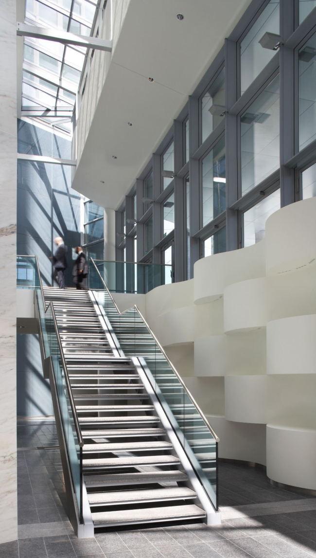 ����� FIRST - ������������� � Hufton + Crow