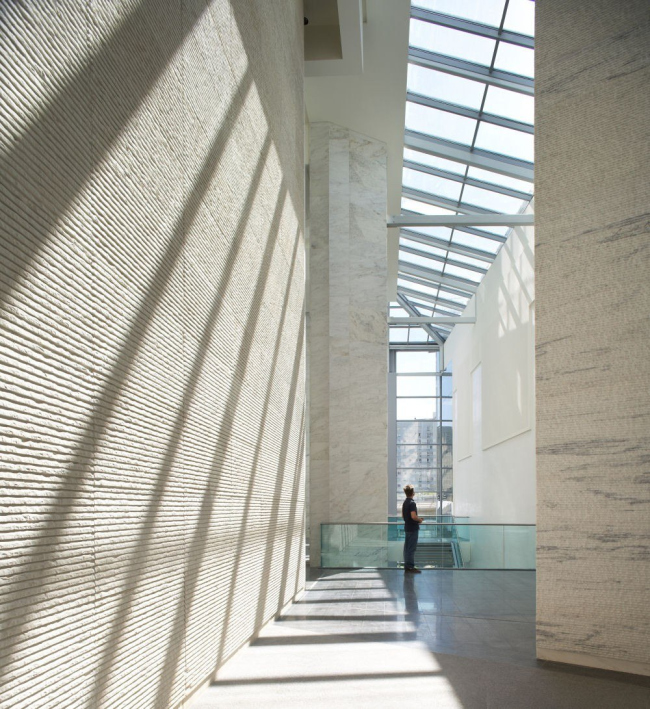 ����� FIRST - ������������� � Hufton + Crow