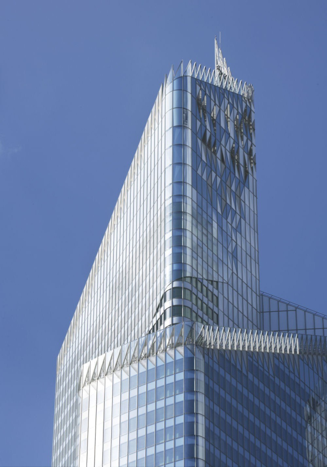 ����� FIRST - ������������� � Hufton + Crow