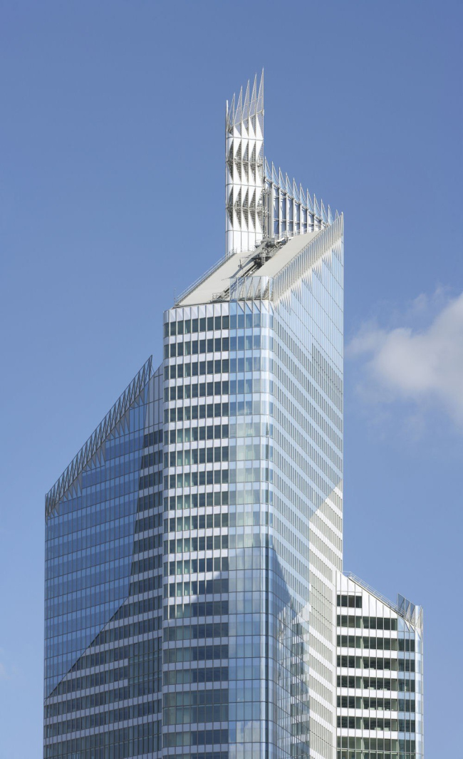 ����� FIRST - ������������� � Hufton + Crow