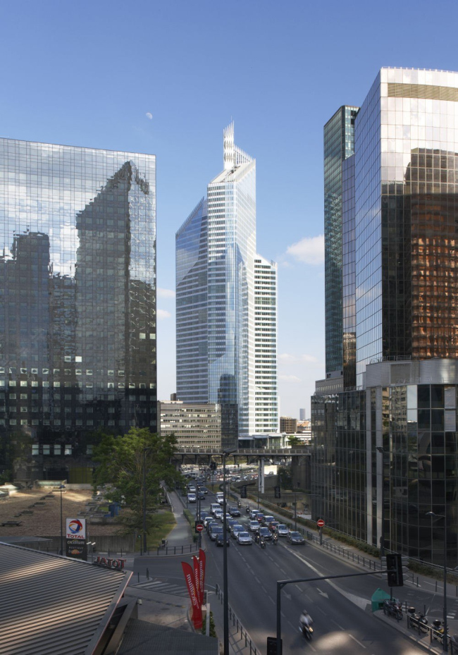 ����� FIRST - ������������� � Hufton + Crow