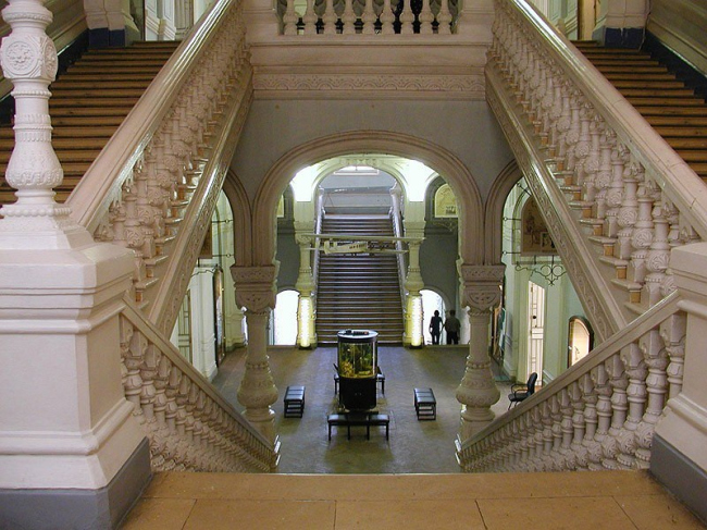 Парадная лестница музея. Фото с сайта http://eng.polymus.ru